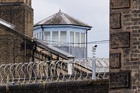 Сотрудницу тюрьмы обвинили в сексуальных отношениях с двумя заключенными