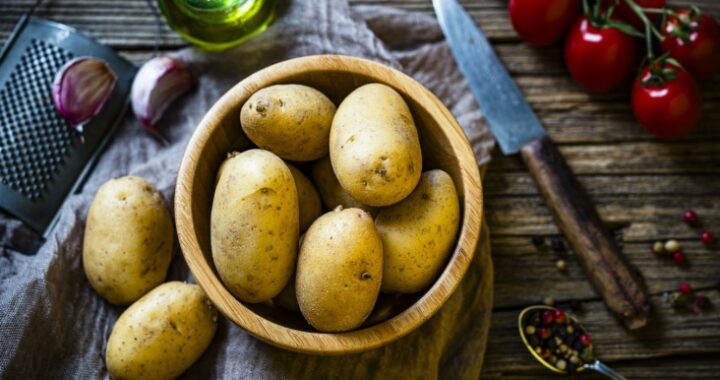 Можно ли есть сырой картофель? Нутрициолог рассказал о пользе и рисках