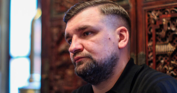 «Ты мне тыкаешь?»: Баста унизил ветерана футбола прямо во время матча