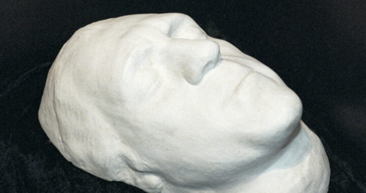 Аукционный дом не смог продать посмертную маску Высоцкого