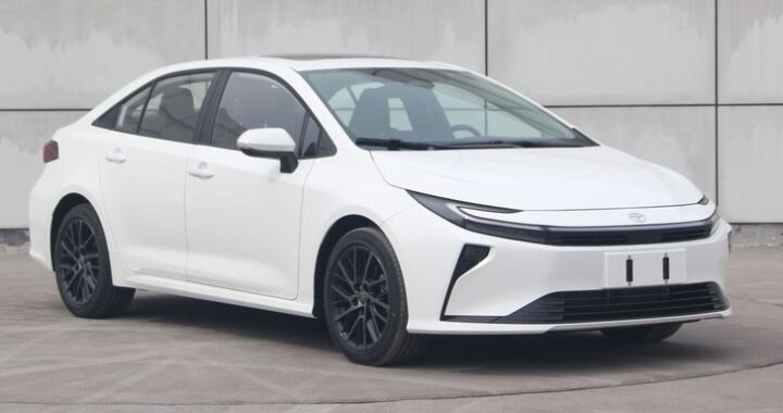 Рассекречены обновленная Toyota Corolla и совершенно новый Toyota RAV4. Первые фото