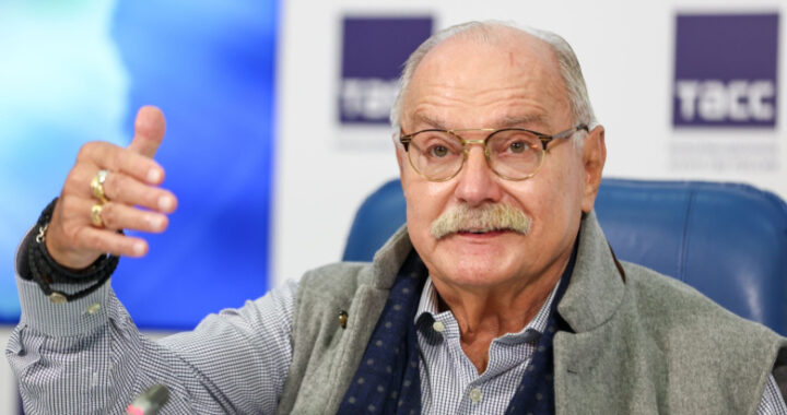 Стало известно, как дочь Чаплина преклонила колено перед Михалковым