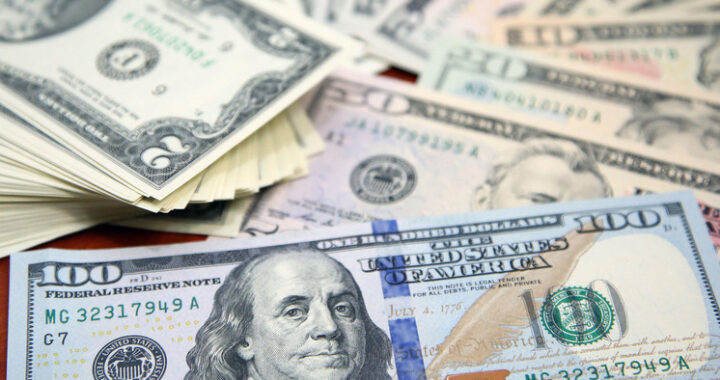 Доллар снова в моде: эксперты поспорили о причинах всплеска интереса россиян к иностранной валюте
