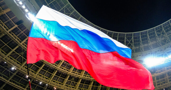 Футбольные фанаты на Кипре встретили украинскую команду флагами России