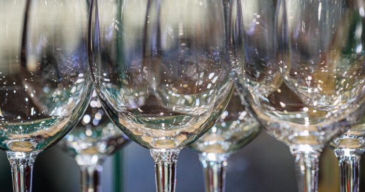 «Молодое и дешевое» французское вино продают в Москве за 1300 рублей