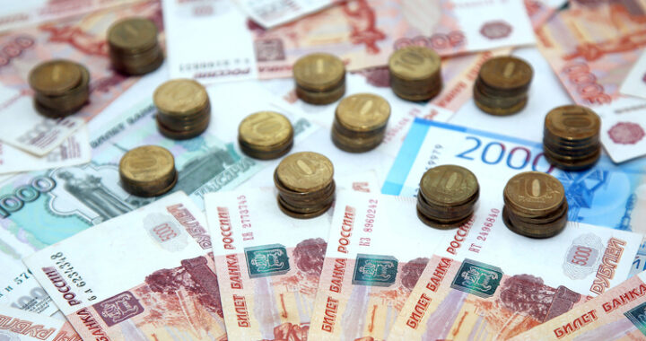 «Налог на спокойствие»: большинство россиян часть сбережений держат в наличности