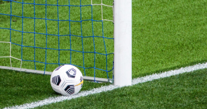 Перед матчем РПЛ организаторы попытались замаскировать проплешины на поле