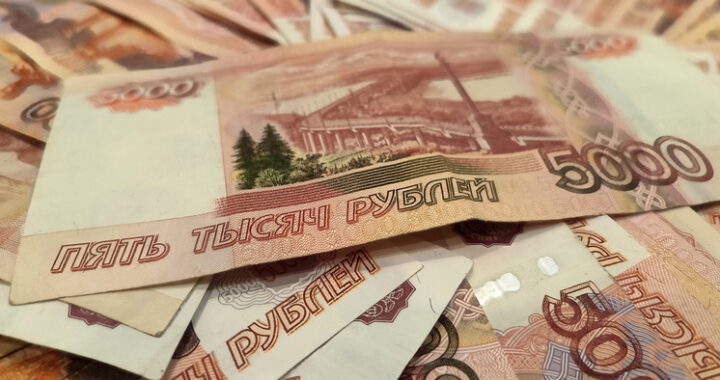 Рубль выдавливает доллар: рекордная доля нацвалюты во внешней торговле показала неэффективность санкций