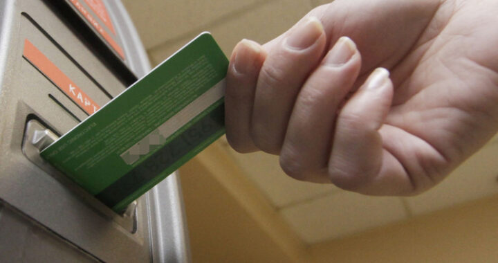 «Система перегнула палку»: россияне стали чаще жаловаться на блокировки банковских счетов