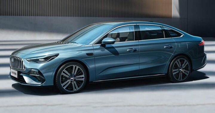 У Geely появился новый седан с большими экранами в салоне. Таких нет в России