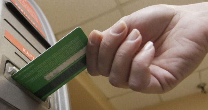 Впервые у россиян сократилось количество кредитных карт