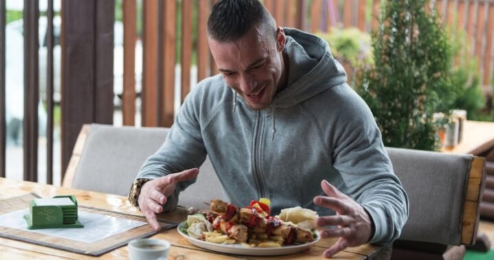 Врач рассказал, сколько еды вмещает желудок и что будет, если постоянно переедать