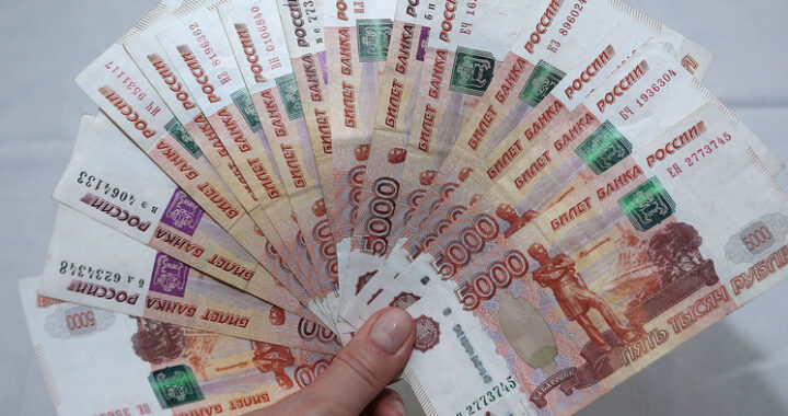 Выяснилось, на каких вакансиях в Москве пенсионерам платят больше 100 000 рублей