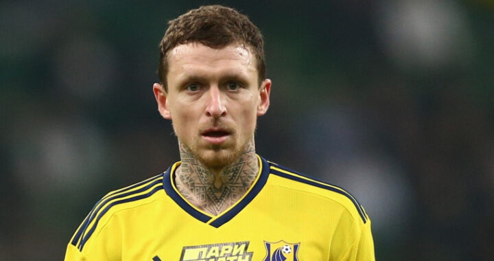 «Запасаемся попкорном»: известного футболиста заподозрили в изменах жене