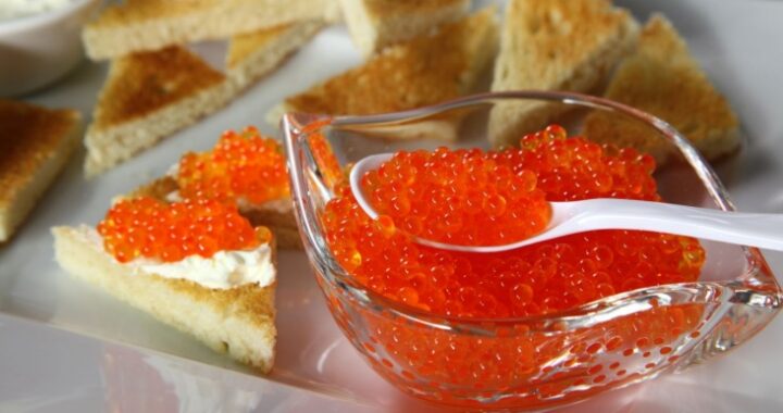 Чем полезна красная икра и с какими продуктами её лучше сочетать? Отвечает диетолог