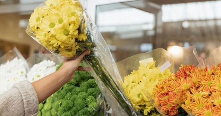 Цветы в России подорожали, но покупать их стали чаще