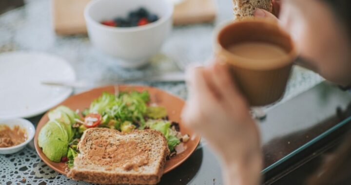 Дело не в хлебе: 5 привычек, из-за которых мы незаметно переедаем