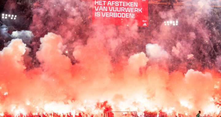 Фанаты «Аякса» подожгли футбольное поле в Амстердаме