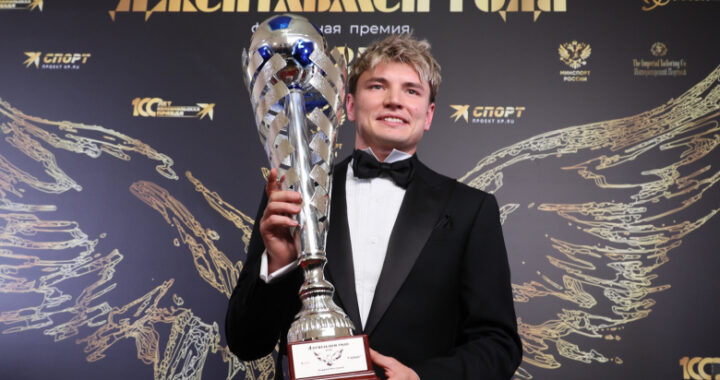 Футболисту Мостовому вручили награду за победу в премии «Джентльмен года»
