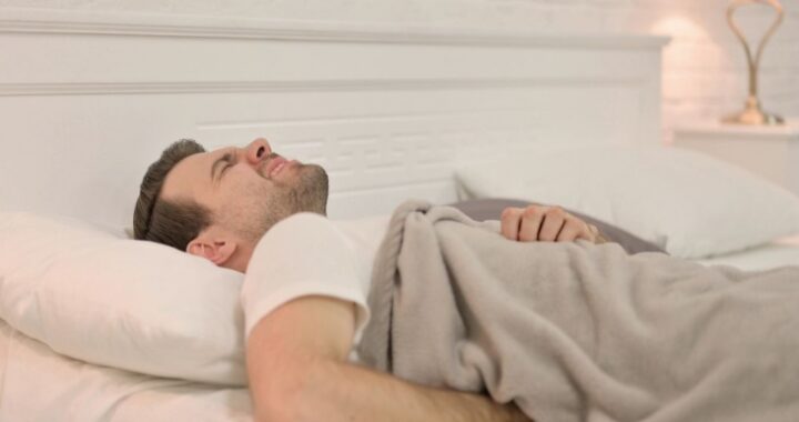 Как правильно спать при болях в пояснице, грудном отделе и шее? Отвечает сомнолог