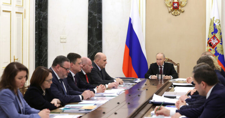 Президент объявил о введении семейных выплат для семей с двумя и более детьми