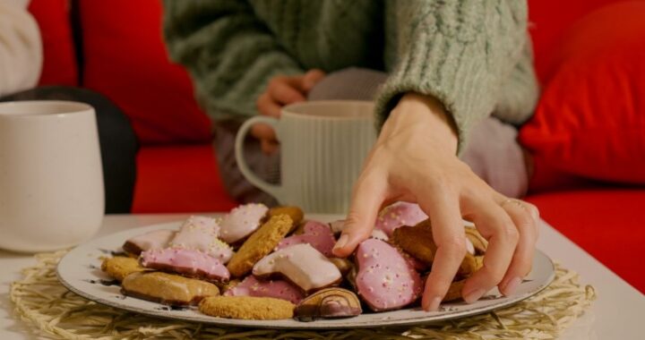 Сезонная тяга к сладкому: почему она обостряется зимой и как с ней справляться?