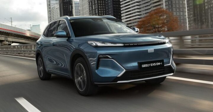 В России представлен первый гибридный кроссовер Geely: цены и комплектации