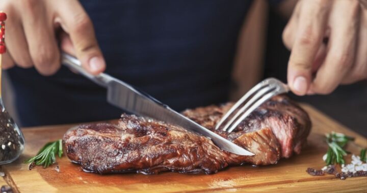 Что будет, если есть только мясо? Разбираемся в плюсах и минусах карнивор-диеты